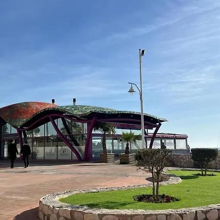 Espectacular Junto Al Mar, Con Piscina En * Málaga